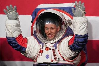 2019 führte Nasa-Ingenieurin Kristine Davis den Prototypen eines neuen Raumanzuges vor. 