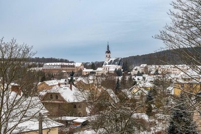Wechselburg im Winter. Die Gemeinde ist gleichermaßen bei Erholungssuchenden und Brautpaaren beliebt.