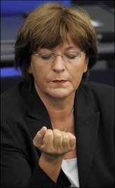 Dienstwagen in Spanien, Gesetze aus einer Kanzlei und ein Abendessen im Kanzleramt: Mitten im Wahlkampf werden im Haushalts- sowie im Wirtschaftsausschuss des Bundestags drei Fälle untersucht, bei denen es vor allem um den Vorwurf der Verschwendung von Steuergeldern geht.