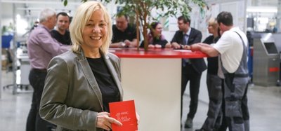 Carmen Ahnert, Geschäftsführerin von CPT mit Mitarbeitern am Beratungstisch. 
