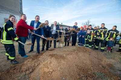Jonathan (4, rechts auf dem Sandhügel) beim Spatenstich für die neue Neundorfer Feuerwache gemeinsam mit Leonie Schneider, Ortsvorsteher Uwe Trillitzsch, Rene Schreiter, Ortswehrchef Thomas Golle, OB Steffen Zenner, Baubürgermeisterin Kerstin Wolf, Straßbergs Ortsvorsteher Dieter Blechschmidt sowie dem Leiter der Berufsfeuerwehr, Patrick Heinritz (von links).