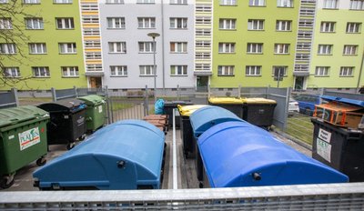 Containerstellplatz Dörffelstraße in Plauen: Bislang holen die Mitarbeiter der KEV die Behälter aus den Umhausungen und stellen sie nach Entleerung zurück. Die KEV-Verantwortlichen wollen dafür extra kassieren. 