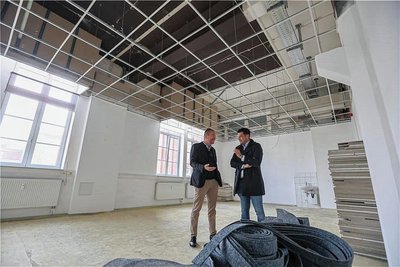 Der Lehrbetrieb startet mit sechs Seminarräumen. Peter Gottwald (rechts) von der IU spricht mit Vermieter Bertram Schultze über die Ausgestaltung. 