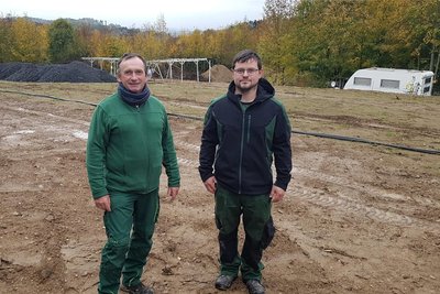Matthias Tröltzsch (links) und Manuel Tröltzsch auf der planierten Fläche, auf der sich die Firma bis 2025 erweitert und Campingstellplätze entstehen.