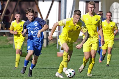 Nico Friesel (am Ball) ist mit fünf Treffern bester Torschütze des SV Lok in der Westsachsenliga.