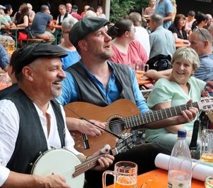 Das Dresdener Duo "Unfolkommen" sorgte auch neben der Bühne für Stimmung. 