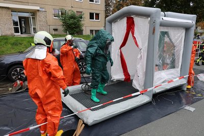 ABC-Einsatz in Aue: Zum Schutz wurden die Rettungskräfte nach dem Einsatz dekontaminiert.