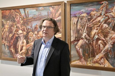 Gespanntes Netz: Kurator Paul Kaiser vor Wismut-Kunst in der „Sonnensucher“-Schau.