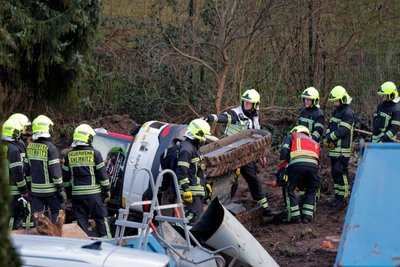 Auf der Markersdorfer Straße ist ein Bagger umgekippt.