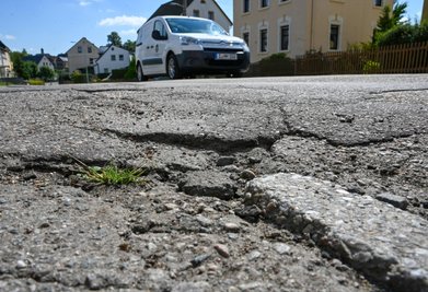 Kaputter Asphalt, kein Fußweg: Die Peniger Straße in Burgstädt liefert seit Jahren Anlass für Kritik. 
