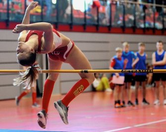 Da staunen sogar die Jungs: Emilia Wetzel vom Treuener LV zeigt hier beim Hochsprung ihre Fertigkeiten und schafft 1,50 Meter.