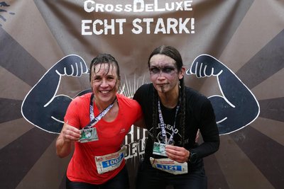 Teilten sich bei den Frauen den Sieg über 18 Kilometer: Sandra Weißbach (links) vom Läuferbund Schwarzenberg und Ann-Kathrin Zickler aus Thüringen.