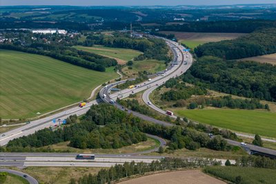 Am Kreuz Chemnitz A 4/A 72 ist ein Mercedes-Fahrer schwerverletzt worden.