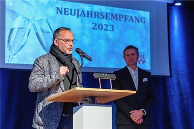 Landrat Dirk Neubauer wünschte allen Anwesenden ein gutes neues Jahr. Zudem sagte er: "Verantwortung und Humanismus endet nicht an Grenzen." Freiheit und Demokratie gelte es zu verteidigen.