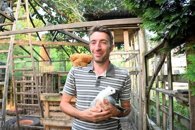 Rüdiger Sagan mit dem kleinsten und dem größten Huhn.