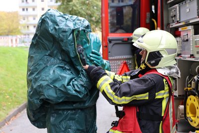 Mit speziellen Chemikalien-Schutzanzügen sind die Rettungskräfte in Aue ausgerüstet gewesen.