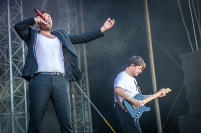 You Me At Six auf der Bühne.