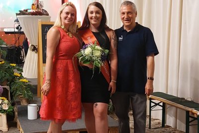 Isabel Gorzitze ist Burgstädts Weinkönigin, mit Majestät Sabrina Schreiber (links) und Apotheker Jürgen Hofmann.