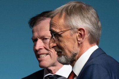 CDU-Parteifreunde, bei der Beantwortung von Landtagsanfragen an die Regierung jedoch unterschiedlicher Auffassung: der scheidende Parlamentspräsident Matthias Rößler (l.) und Innenminister Armin Schuster.