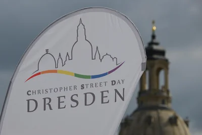 Demonstration zum Christopher Street Day in Dresden: Nach einer Entscheidung des Oberverwaltungsgerichts gilt vorläufig für den gesamten CSD wieder das Versammlungsrecht.