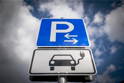 Ab 2035 sollen im EU-Raum nur noch emissionsfreie Autos neu zugelassen werden. Dazu sieht der EU-Plan den massiven Ausbau der Ladeinfrastruktur bis 2030 mit zehn Millionen Ladestationen vor. Experten halten das für wenig realistisch. 