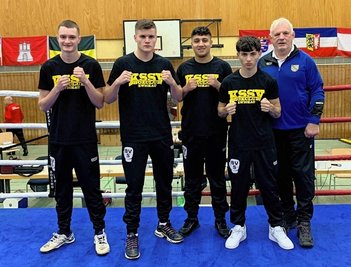 Der Zwickauer Trainer Frank Hillmer (rechts) mit seinen Schützlingen Linus Tesch, Payam Jusofie, Rezan Boral und Mukhamed Borchashvili (von links).