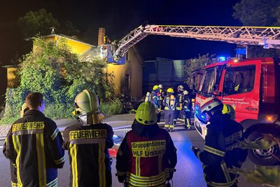 Die Drehleiter der Reichenbacher Feuerwehr kam zum Einsatz, um den Dachstuhl zu öffnen.
