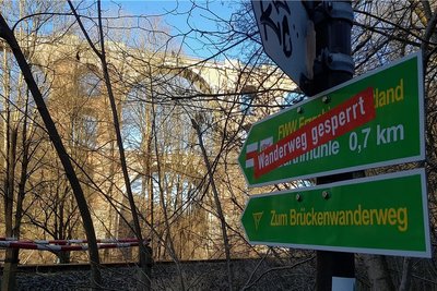 Die Wegweiser im Elstertal sind bereits abgesperrt. Bis zum 1. März bleiben Wege aber begehbar, teilt die Deutsche Bahn auf Anfrage mit.