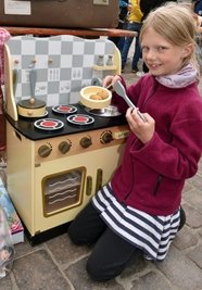 Paula bot ihren Kinderküchenofen zum Verkauf an. 