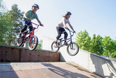 Wilhelm und Johannis Beurich haben nach dem Lockdown im Plauener Skaterpark freie Fahrt.