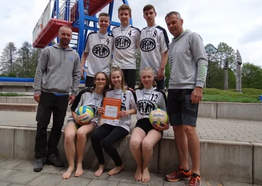  Das Oelsnitzer Julius-Mosen-Gymnasium (im Foto stehend von links Sportlehrer Toni Englert, Max Eisermann, Jannik Arold, Leo Eisermann und Organisator Matthias Mocker; sitzend von links Katharina Winkler, Saidy Herpich und Tara Bachmann) verpasste die Qualifikation für die Landesfinals als Zweiter.