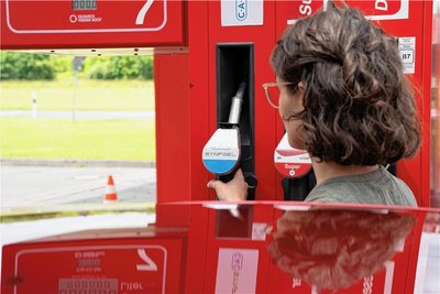 E-Fuel könnte bald neben Diesel und Benzin an den Tankstellen angeboten werden. 