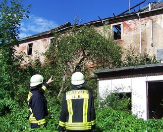 
              <p class="artikelinhalt">Nach dem zweiten Brand im alten Lehngericht warn Flöhaer Feuerwehrleute am Dienstag dort in regelmäßigen Abständen zur Brandkontrolle eingesetzt worden. Das Gebäude auf dem Privatgelände an der Chemnitzer Straße ist stark einsturzgefährdet. </p>
            