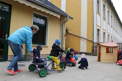 Im Hof des Kindergartens in Leubnitz.