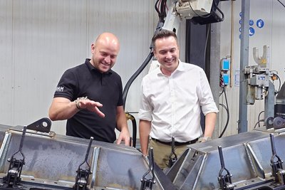 Sommer-Wahlkampftour im Erzgebirge: Im Gespräch mit Unternehmern wie Hendryk Eidam von der Lößnitzer Firma Landtechnik Eidam (l.) war FDP-Spitzenkandidat Robert Malorny noch zuversichtlich.