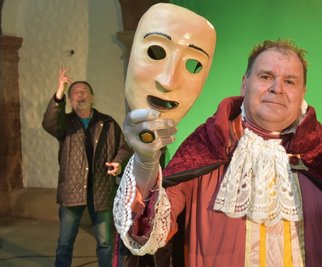 Das Bild zeigt eine Spielprobe zum Theaterstück "Francesco d`Assisi". Arnim Schirmer spielt einen Bischoff. Im Hintergrund agiert Initiator und Regisseur Pier Giorgio Furlan. 