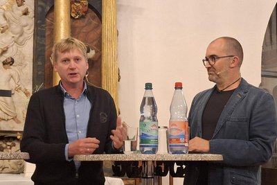Ingo Grastdorf (l.) setzt sich in der Debatte über den Wehrdienst für die Mitbestimmung junger Menschen ein. Neben ihm Moderator Christian Kurzke.