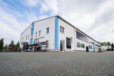 Die Firma ist im Turleyring 34 in Oelsnitz ansässig.