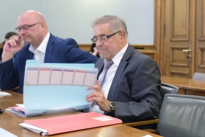 Der Chemnitzer Rechtsanwalt Klaus Bartl in einem anderen Verfahren mit dem Ex-Linke-Abgeordneten Enrico Stange (links) im Januar am Verfassungsgericht.