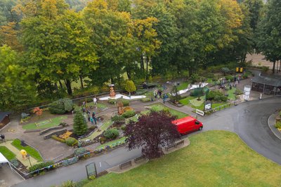 Zur neuen Minigolf-Anlage im Wohnpark „Louise Otto-Peters“ in Frohnau gehören zwölf Bahnen.
