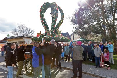 Rund 100 Menschen waren beim Aufstellen der Osterkrone am Sonntag dabei.
