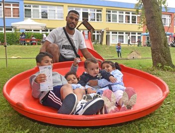 Mahmoud Albardash hatte im Garten des "Bunten Hauses" alle Hände voll zu tun: Der Kegel wurde von den Kindern als Karussell genutzt. 