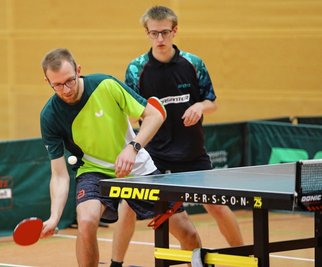 Im Einzel-Finale Gegner, im Doppel-Wettbewerb vereint und nicht zu schlagen: Toni Krauß (links) vom TSV 1872 Pobershau und Florian Kaulfuß vom TTC Sachsenring Hohenstein-Ernstthal. 