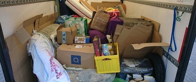 Mit Couch, Gästebett, Schränken und unter anderem Kleidung auf der Ladefläche brachen beide mit einem Transporter ins Katastrophengebiet auf.