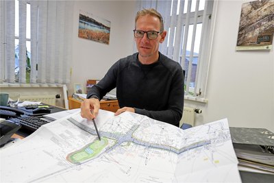 Großhartmannsdorfs Bürgermeister Dirk Müller erklärt die Planungen im Ortsteil Mittelsaida.