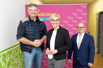 Ein Generationenfoto im November 2021 mit der frisch gewählten FDP-Vorsitzenden Anita Maaß und ihren Vorgängern Holger Zastrow (l.) und Frank Müller-Rosentritt (r.) beim Landesparteitag. Schon damals hatten sich Zastrow und seine Partei entfremdet.