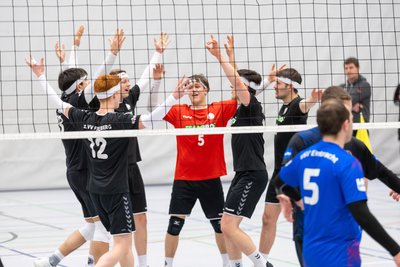 Viel Grund zum Jubeln: Die Volleyballer des 1. VV Freiberg haben Tabellenführer Eintracht Reichenbach am Sonnabend zuhause mit 3:2 in die Knie gezwungen.