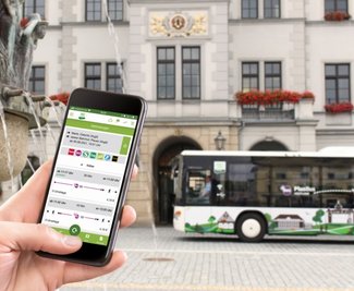 Fahrscheinautomat für die Hosentasche und nützlicher Begleiter für Nutzer von Bussen und Bahnen im Vogtland: Der Verkehrsverbund rät zur Nutzung seiner App VVV mobil. Auch das 9-Euro-Ticket ist darüber erhältlich.