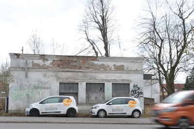 Bei der Verfolgungsjagd am 30. Mai 2025 wurden zwei parkende Autos in der Dresdner Straße in Freiberg gerammt.