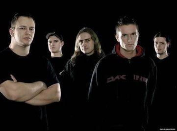 Heaven Shall Burn auf einem Promo-Foto aus dem Jahr 2004 zum Album "Antigone", mit dem die Band erste Türen zum großen Erfolg aufstieß.